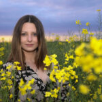 Portrait Outdoor Shooting im Rapsfeld